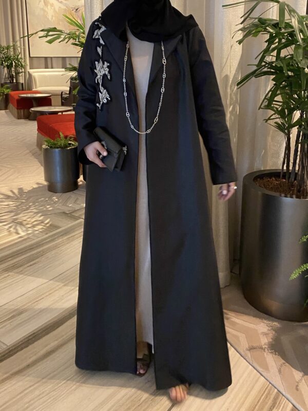 ⁦Abaya Blazer with flower embroidery⁩ - الصورة ⁦4⁩