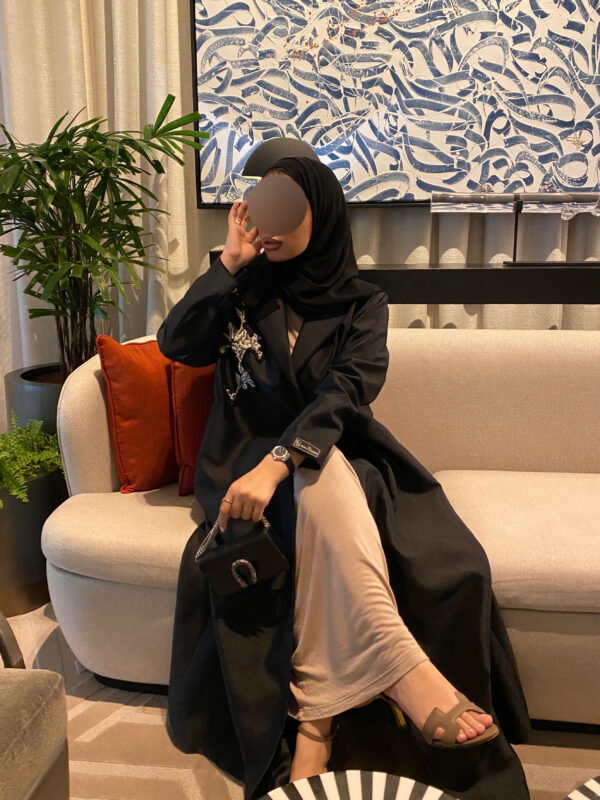 ⁦Abaya Blazer with flower embroidery⁩ - الصورة ⁦3⁩